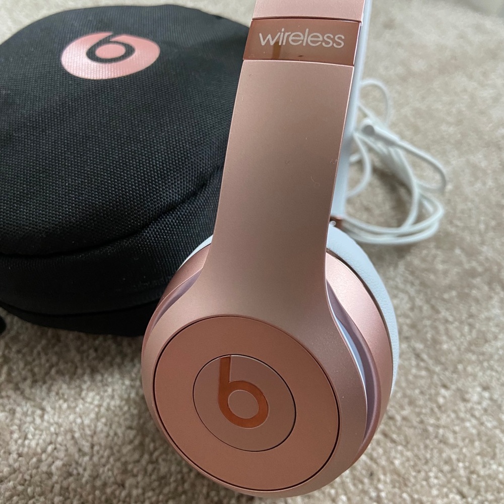 Rose Gold Beats Solo3 Wireless Headphones